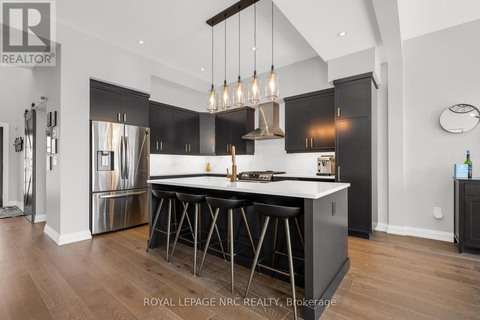 8 Hilda Street, Welland (N. Welland), ON - Indoor Photo Showing Kitchen With Stainless Steel Kitchen With Upgraded Kitchen