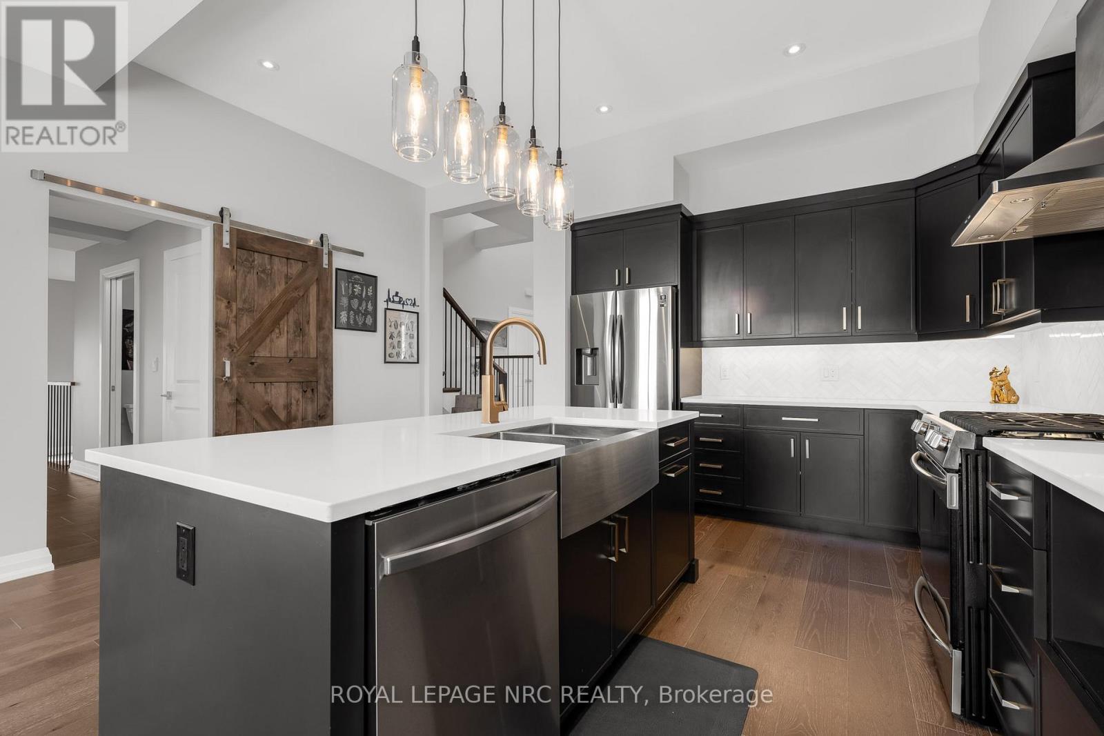 8 Hilda Street, Welland (N. Welland), ON - Indoor Photo Showing Kitchen With Stainless Steel Kitchen With Double Sink With Upgraded Kitchen