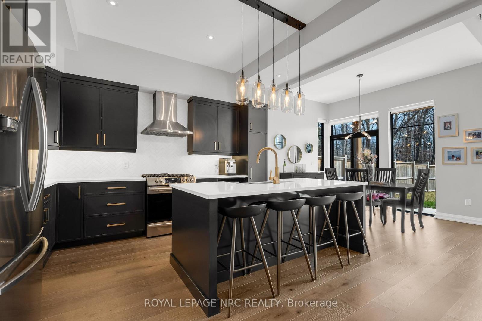 8 Hilda Street, Welland (N. Welland), ON - Indoor Photo Showing Kitchen With Stainless Steel Kitchen With Upgraded Kitchen