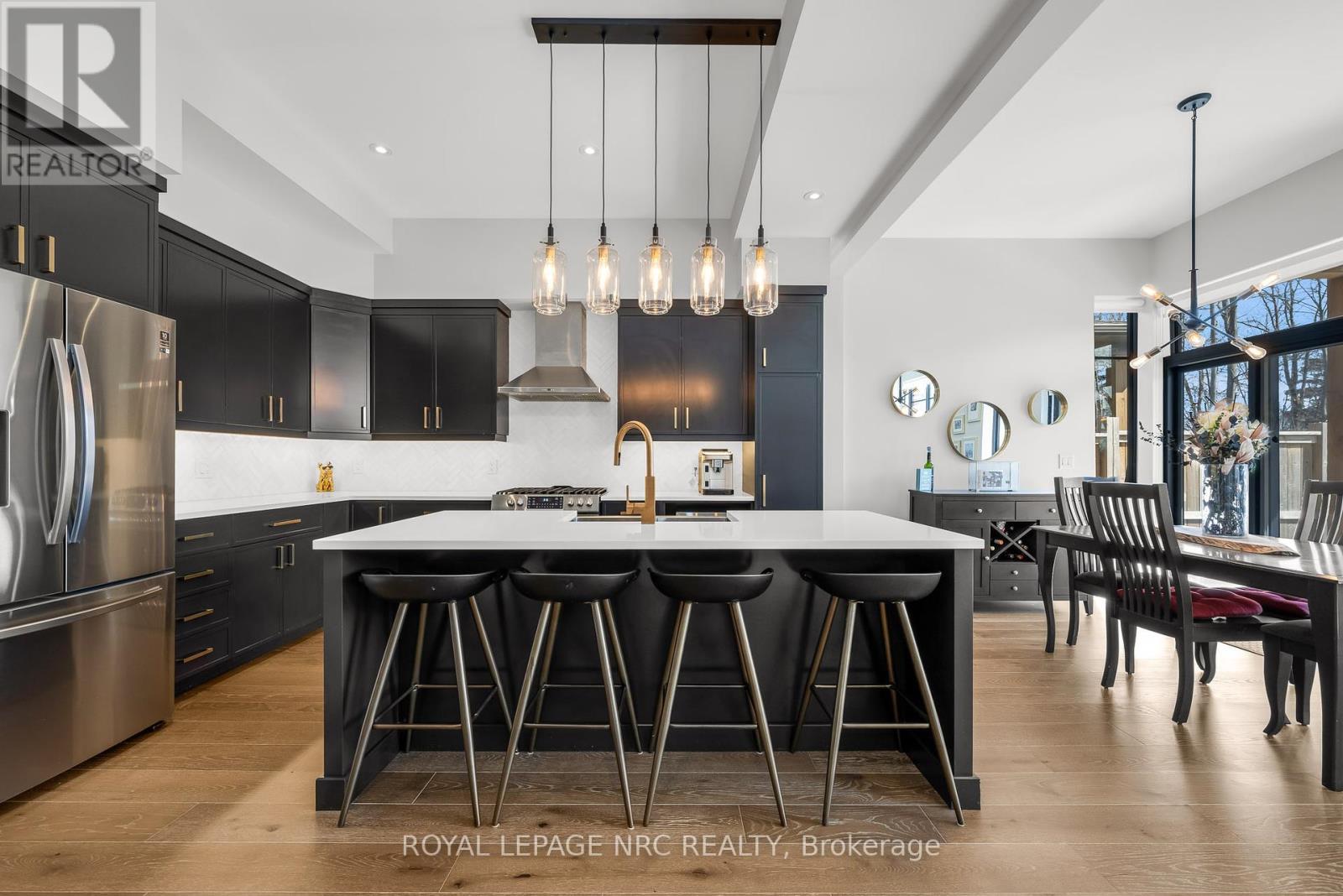 8 Hilda Street, Welland (N. Welland), ON - Indoor Photo Showing Kitchen With Stainless Steel Kitchen With Upgraded Kitchen
