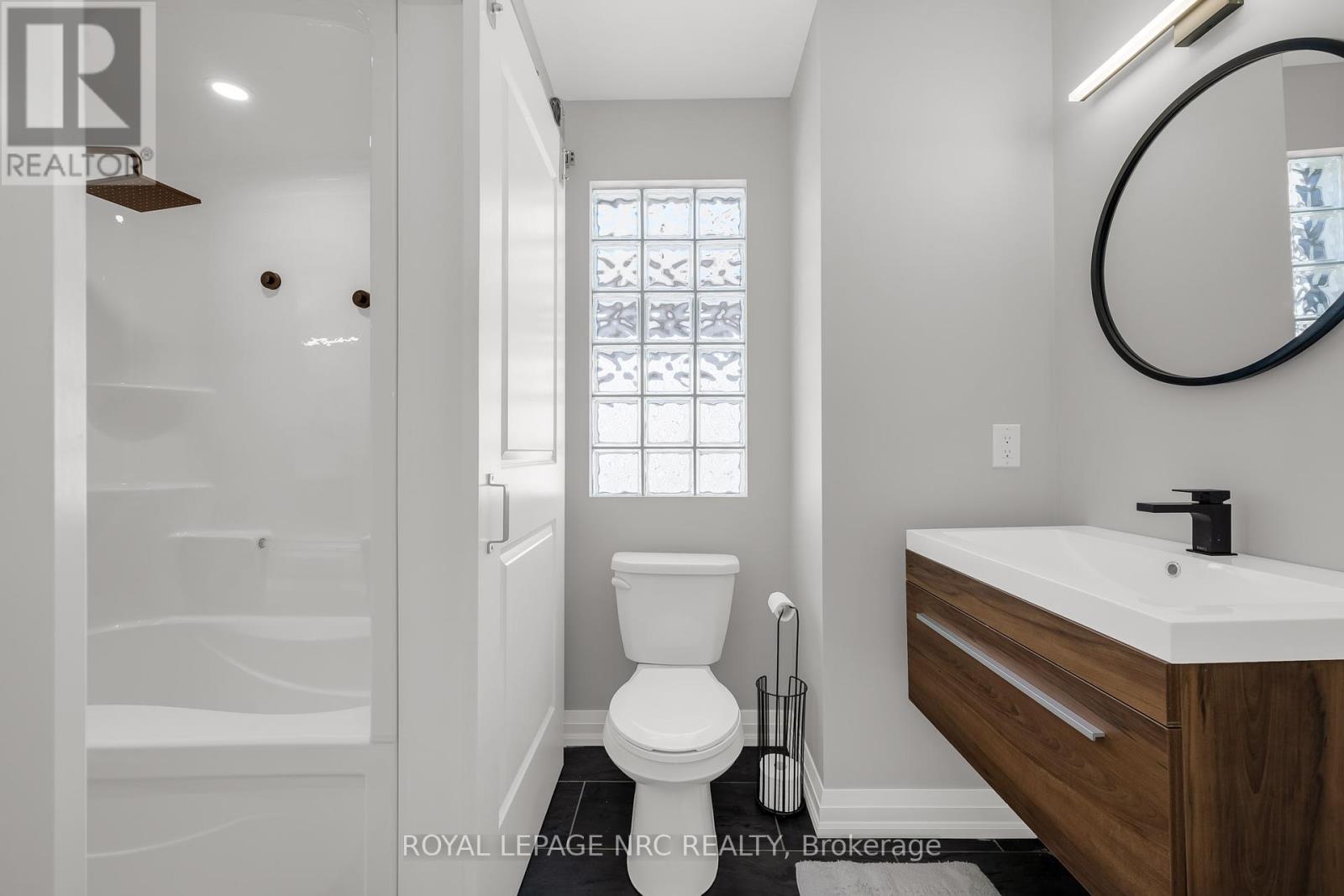 8 Hilda Street, Welland (N. Welland), ON - Indoor Photo Showing Bathroom