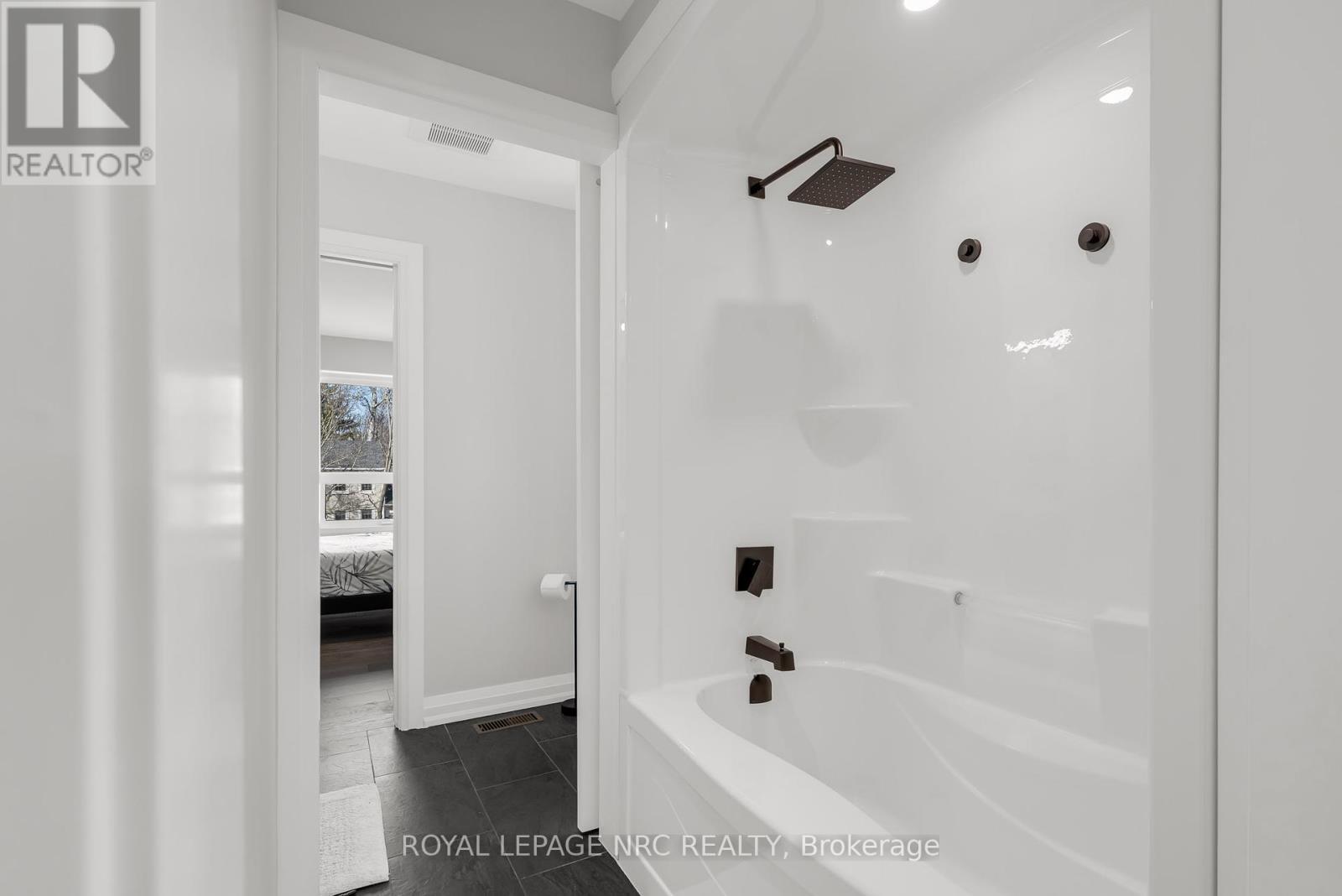 8 Hilda Street, Welland (N. Welland), ON - Indoor Photo Showing Bathroom