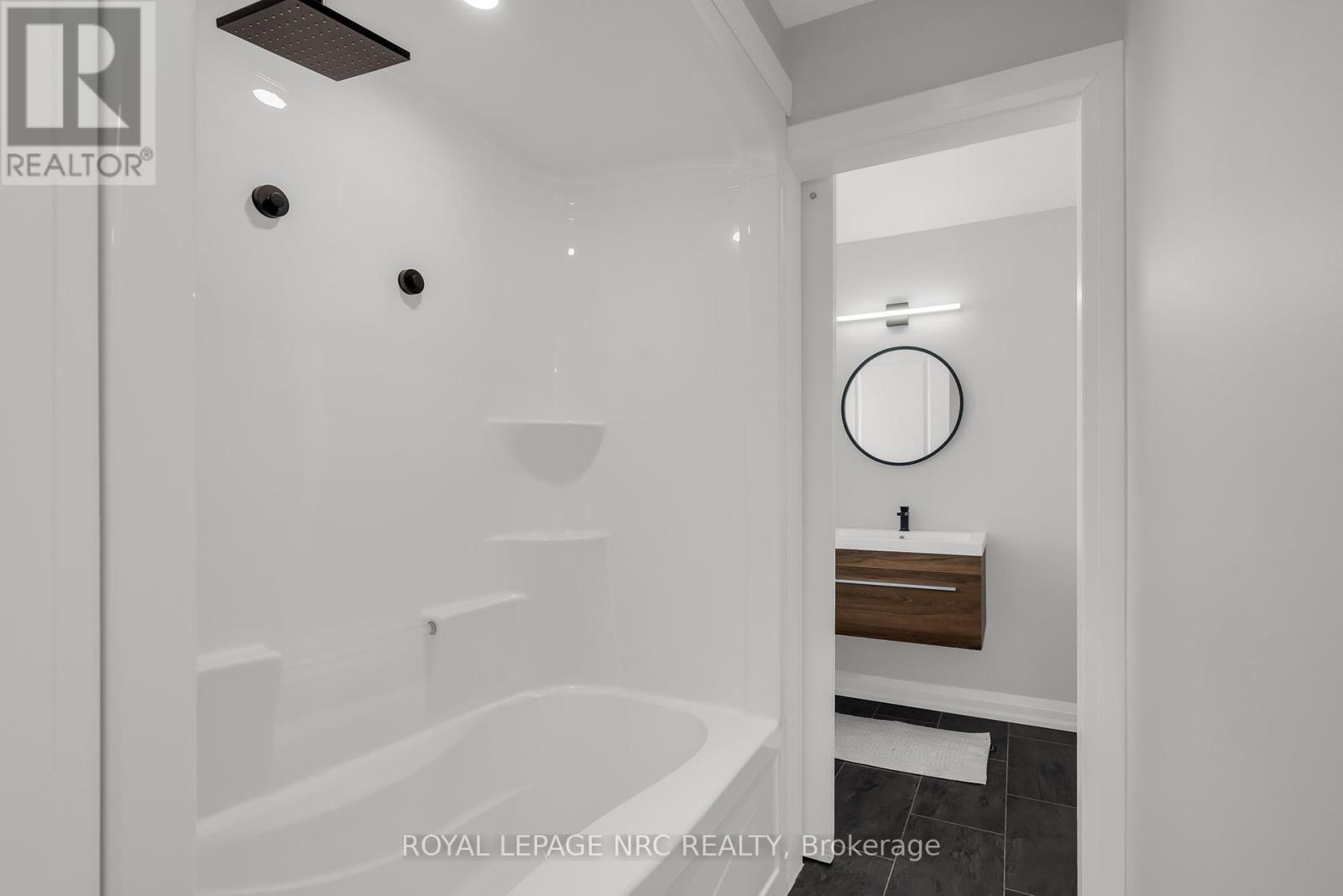 8 Hilda Street, Welland (N. Welland), ON - Indoor Photo Showing Bathroom