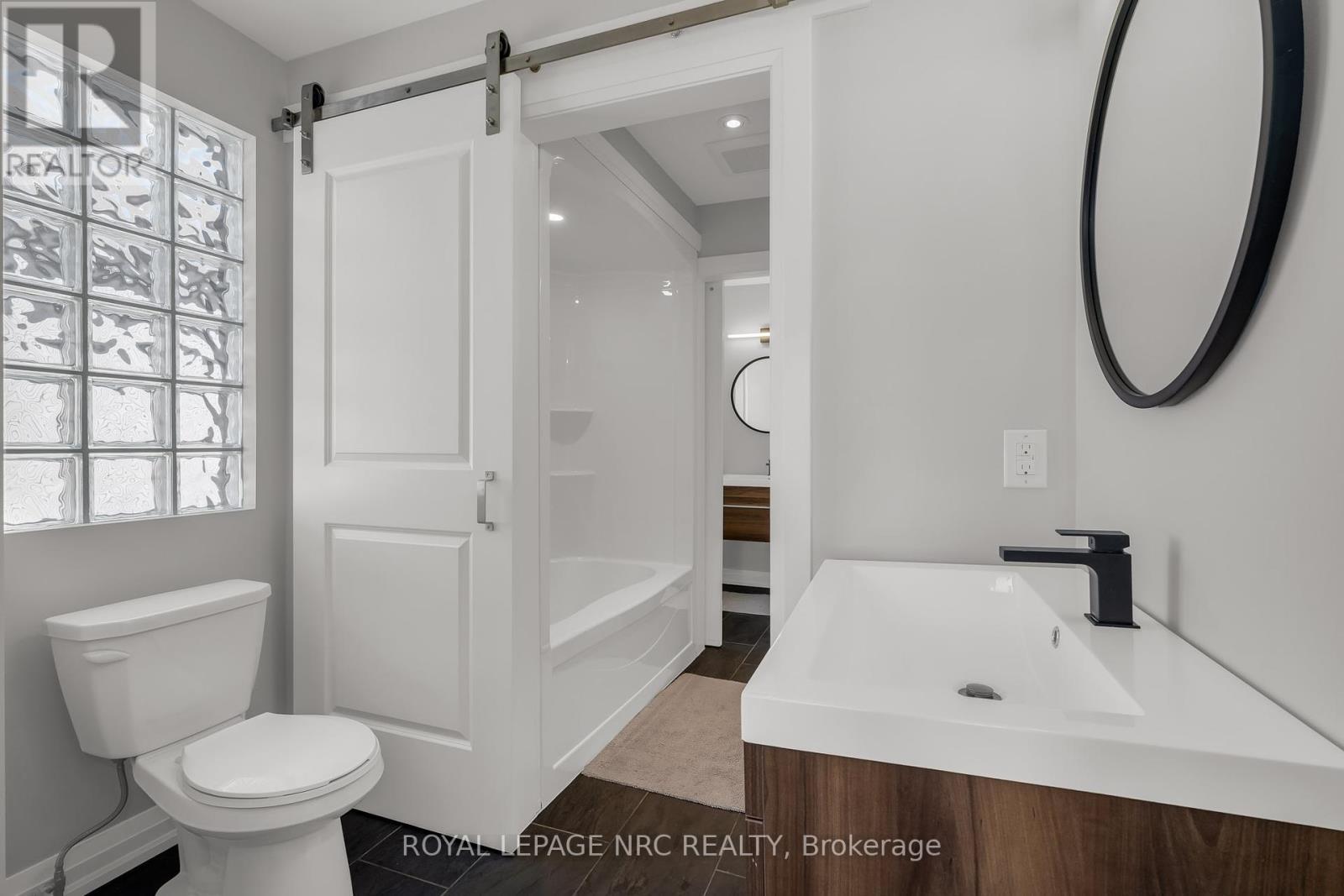 8 Hilda Street, Welland (N. Welland), ON - Indoor Photo Showing Bathroom