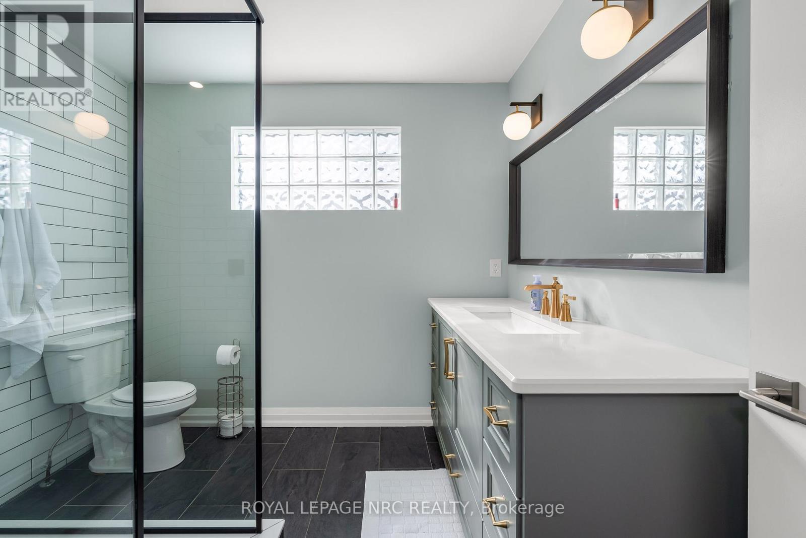 8 Hilda Street, Welland (N. Welland), ON - Indoor Photo Showing Bathroom