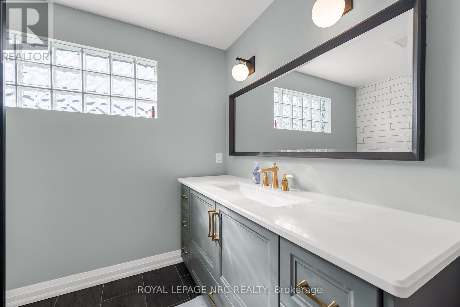 8 Hilda Street, Welland (N. Welland), ON - Indoor Photo Showing Bathroom