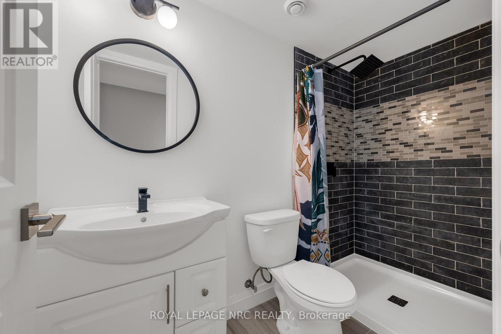8 Hilda Street, Welland (N. Welland), ON - Indoor Photo Showing Bathroom