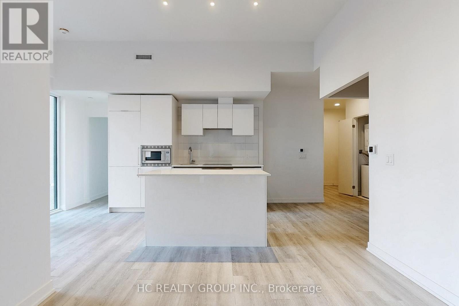 608 - 238 Simcoe Street W, Toronto, ON - Indoor Photo Showing Kitchen