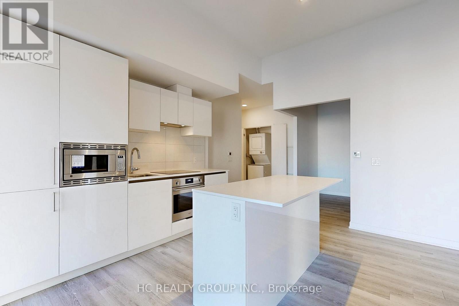 608 - 238 Simcoe Street W, Toronto, ON - Indoor Photo Showing Kitchen