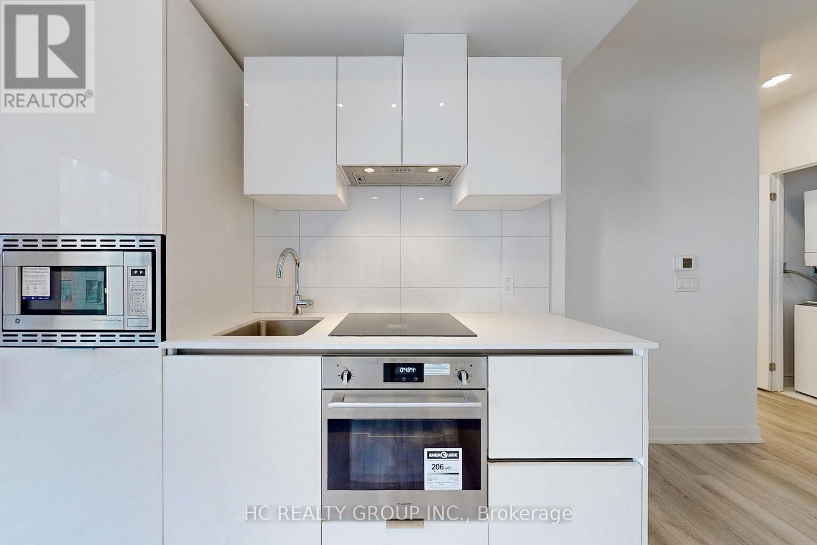 608 - 238 Simcoe Street W, Toronto, ON - Indoor Photo Showing Kitchen