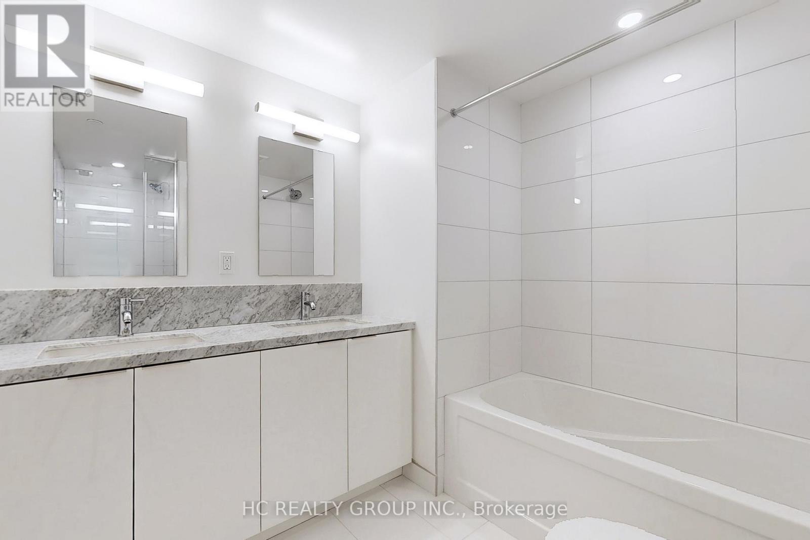 608 - 238 Simcoe Street W, Toronto, ON - Indoor Photo Showing Bathroom