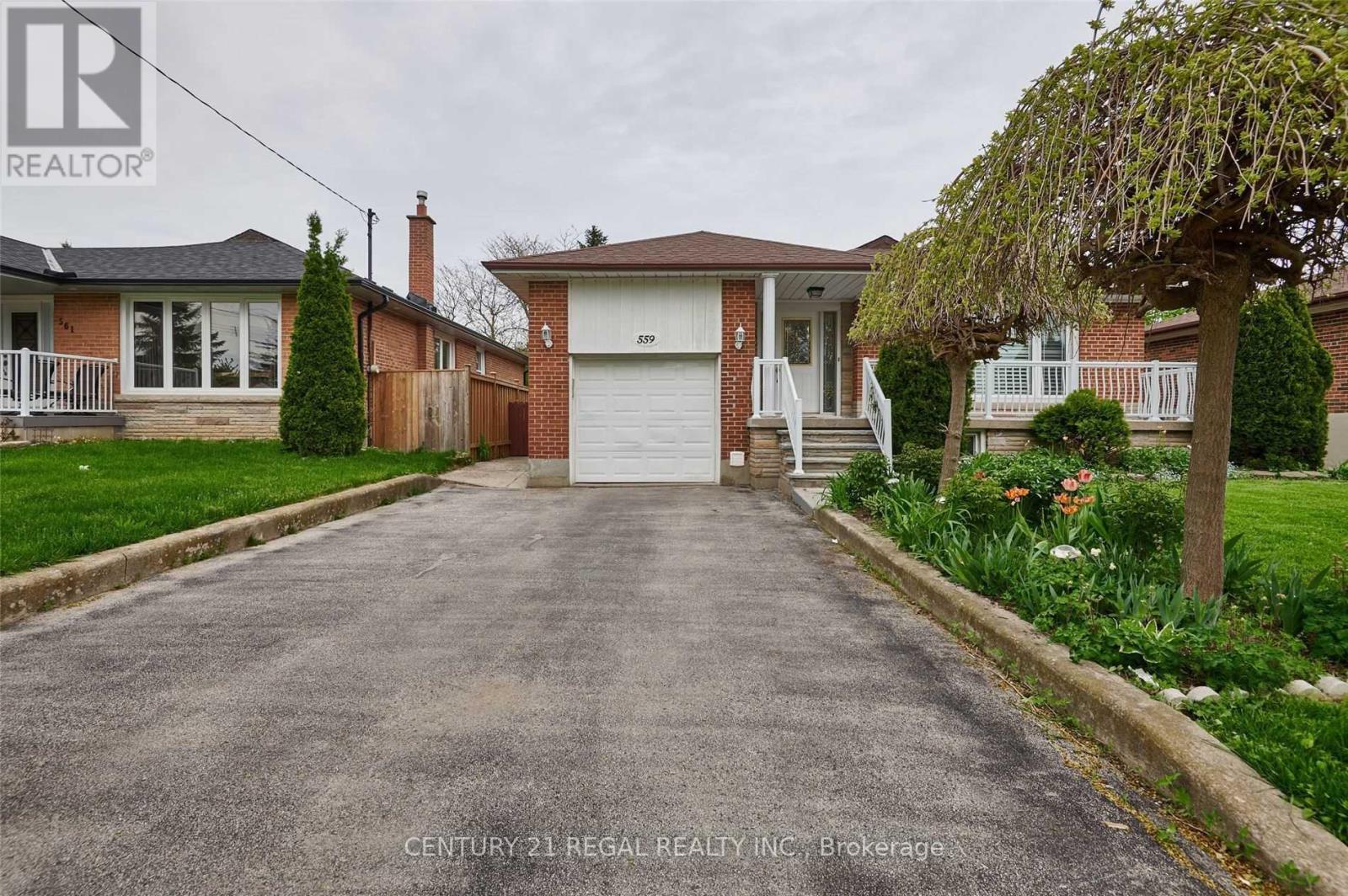 Bsmt - 559 Mccowan Road, Toronto, ON - Outdoor With Facade