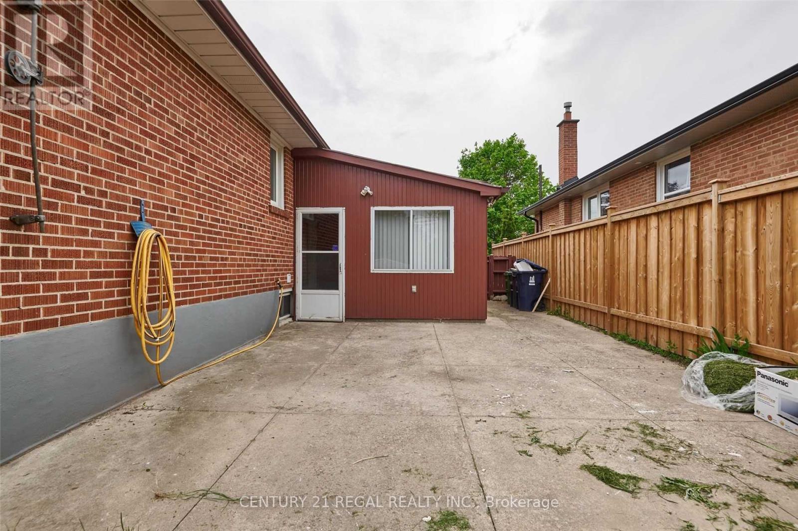 Bsmt - 559 Mccowan Road, Toronto, ON - Outdoor With Exterior