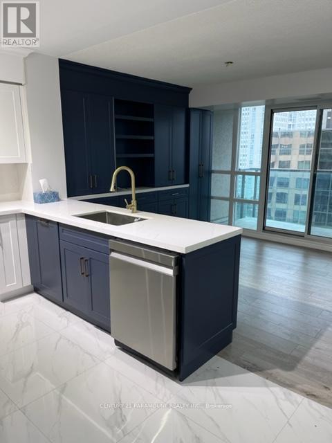 1202 - 208 Enfield Place, Mississauga, ON - Indoor Photo Showing Kitchen With Upgraded Kitchen