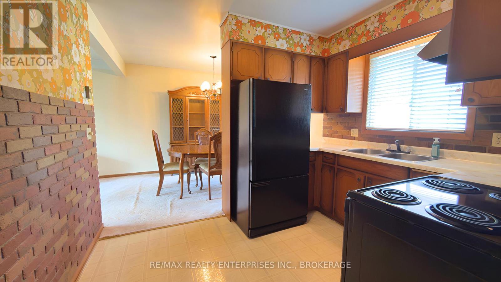 987 Steele Street, Port Colborne (Main Street), ON - Indoor Photo Showing Kitchen With Double Sink