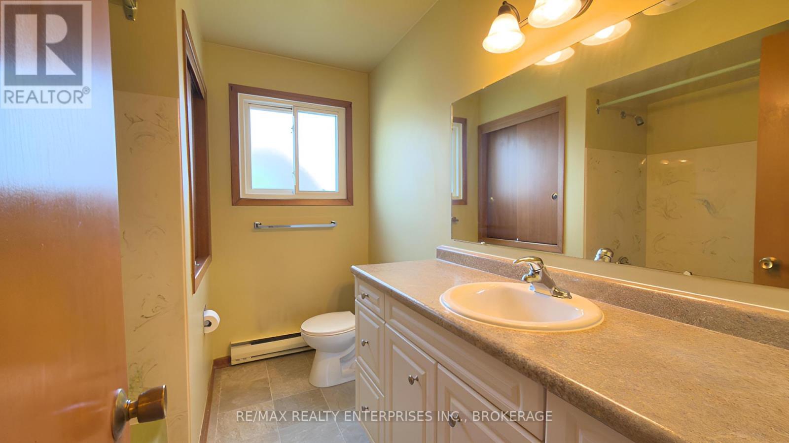 987 Steele Street, Port Colborne (Main Street), ON - Indoor Photo Showing Bathroom