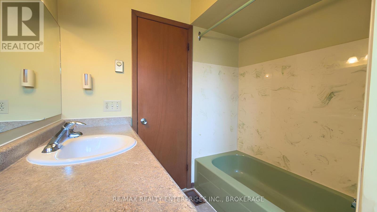 987 Steele Street, Port Colborne (Main Street), ON - Indoor Photo Showing Bathroom
