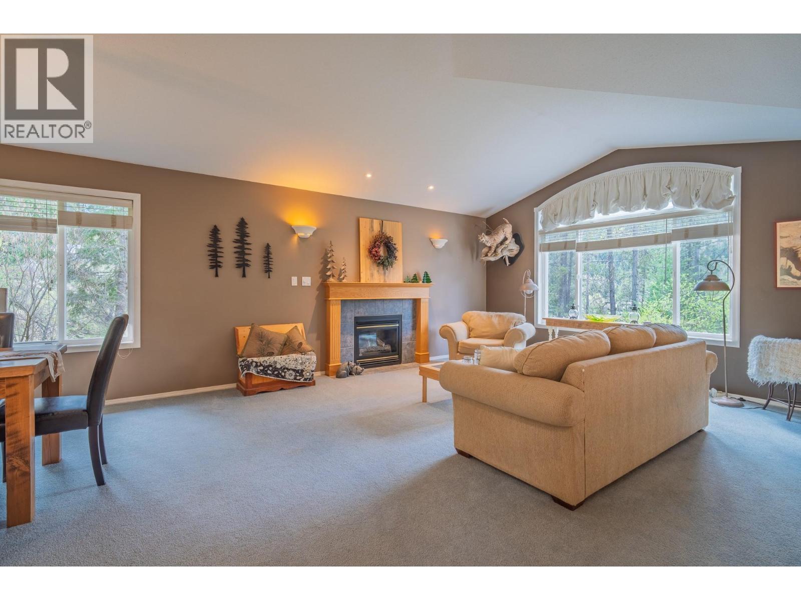 610 Strathmore Avenue, Greenwood, BC - Indoor Photo Showing Living Room With Fireplace