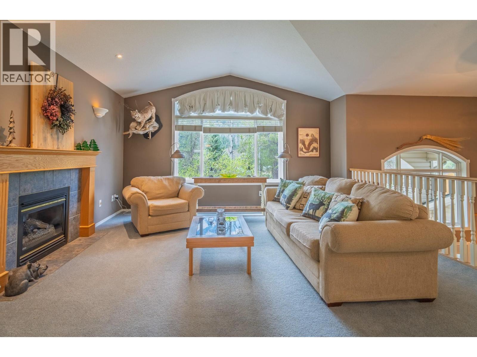 610 Strathmore Avenue, Greenwood, BC - Indoor Photo Showing Living Room With Fireplace