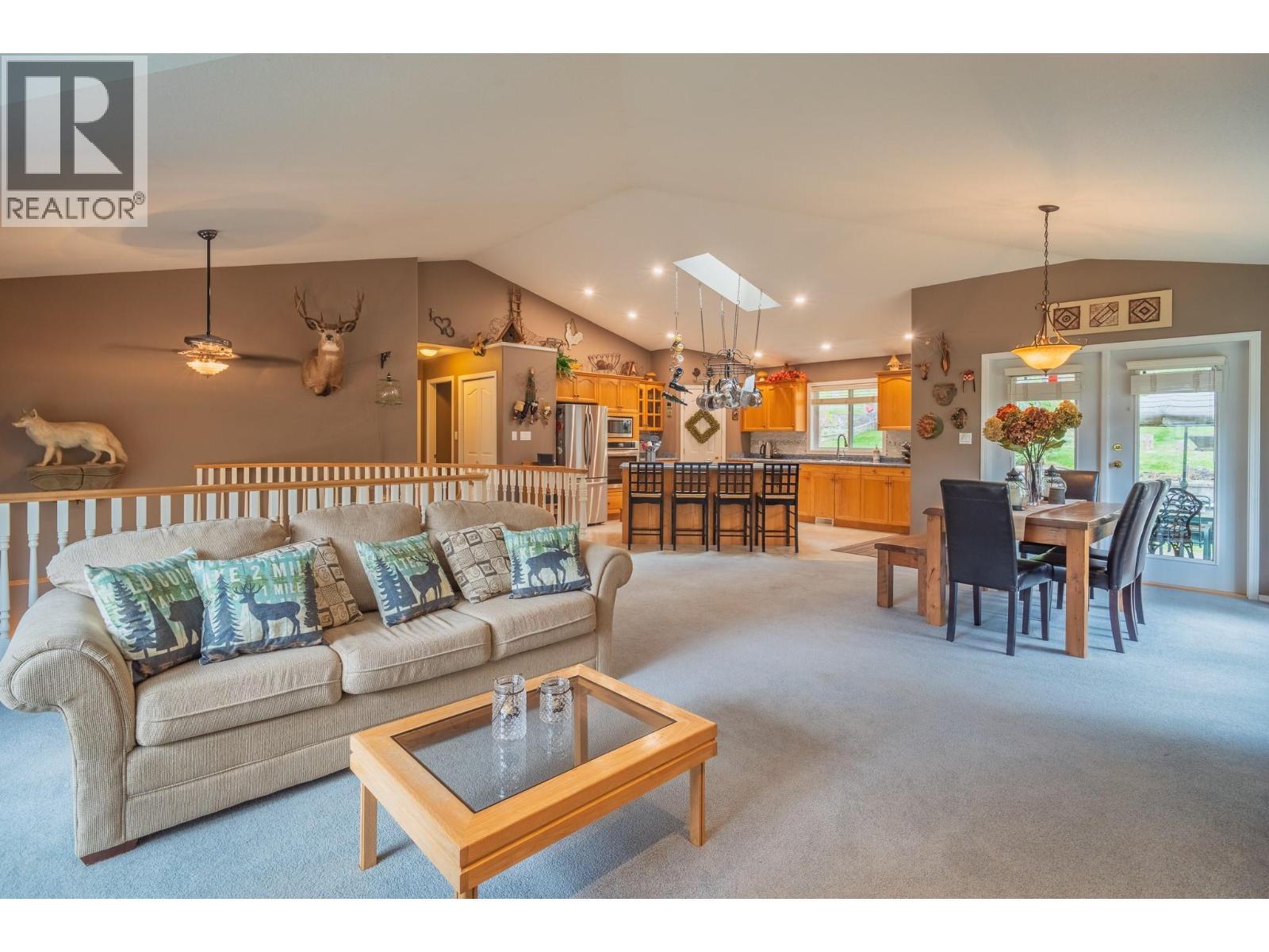 610 Strathmore Avenue, Greenwood, BC - Indoor Photo Showing Living Room