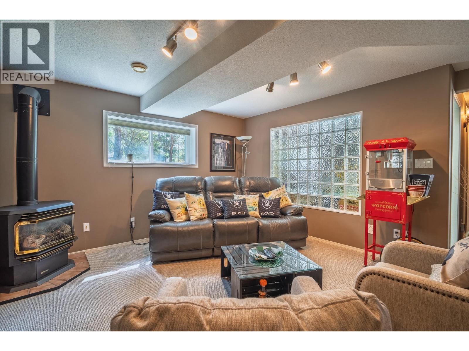610 Strathmore Avenue, Greenwood, BC - Indoor Photo Showing Living Room With Fireplace