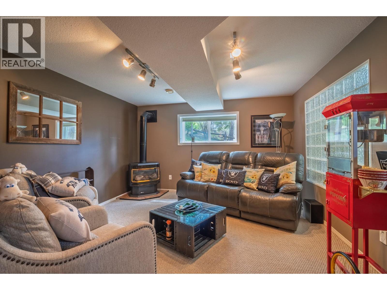 610 Strathmore Avenue, Greenwood, BC - Indoor Photo Showing Living Room