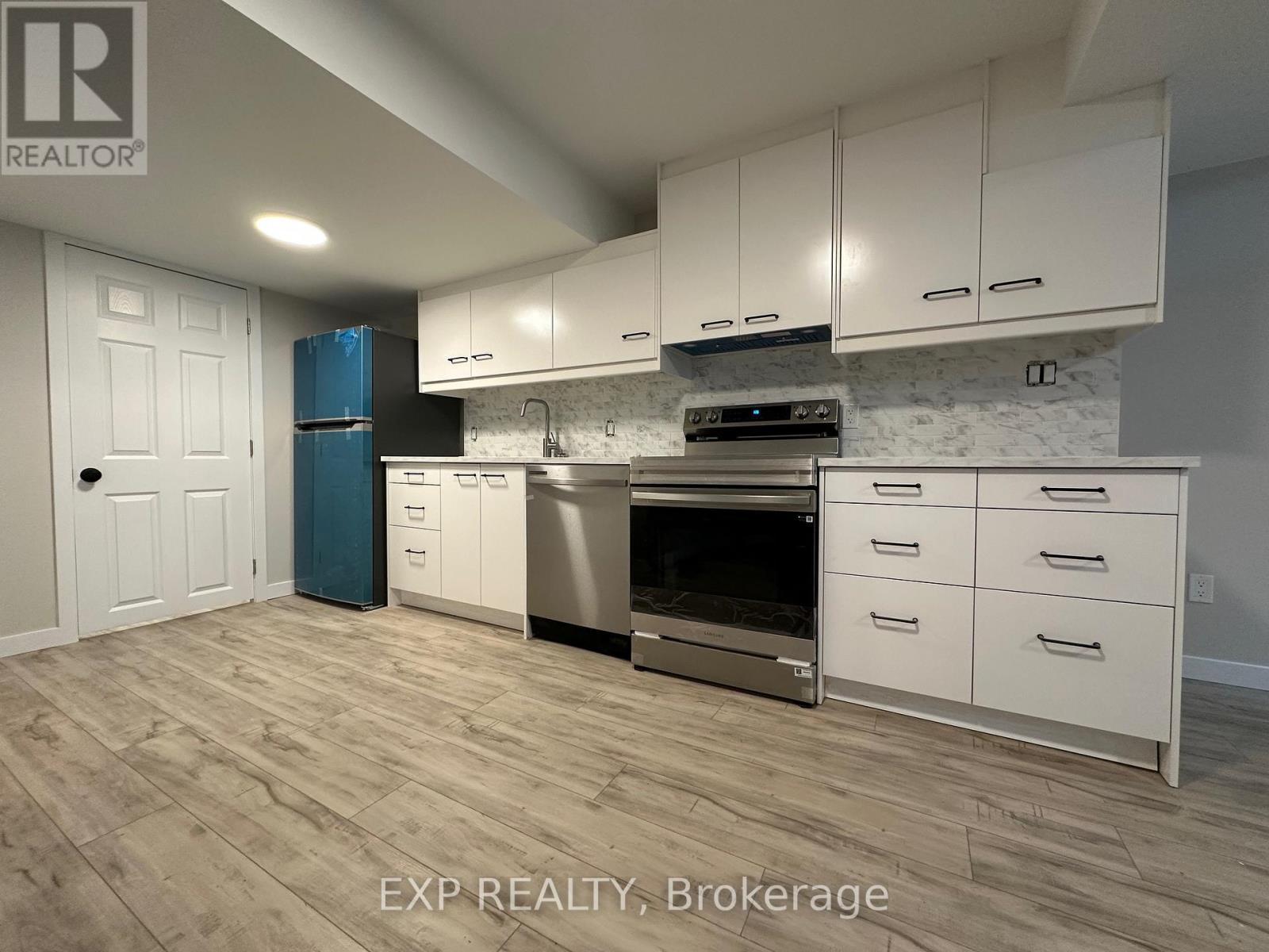 B - 58 Moore Place S, Barrie, ON - Indoor Photo Showing Kitchen