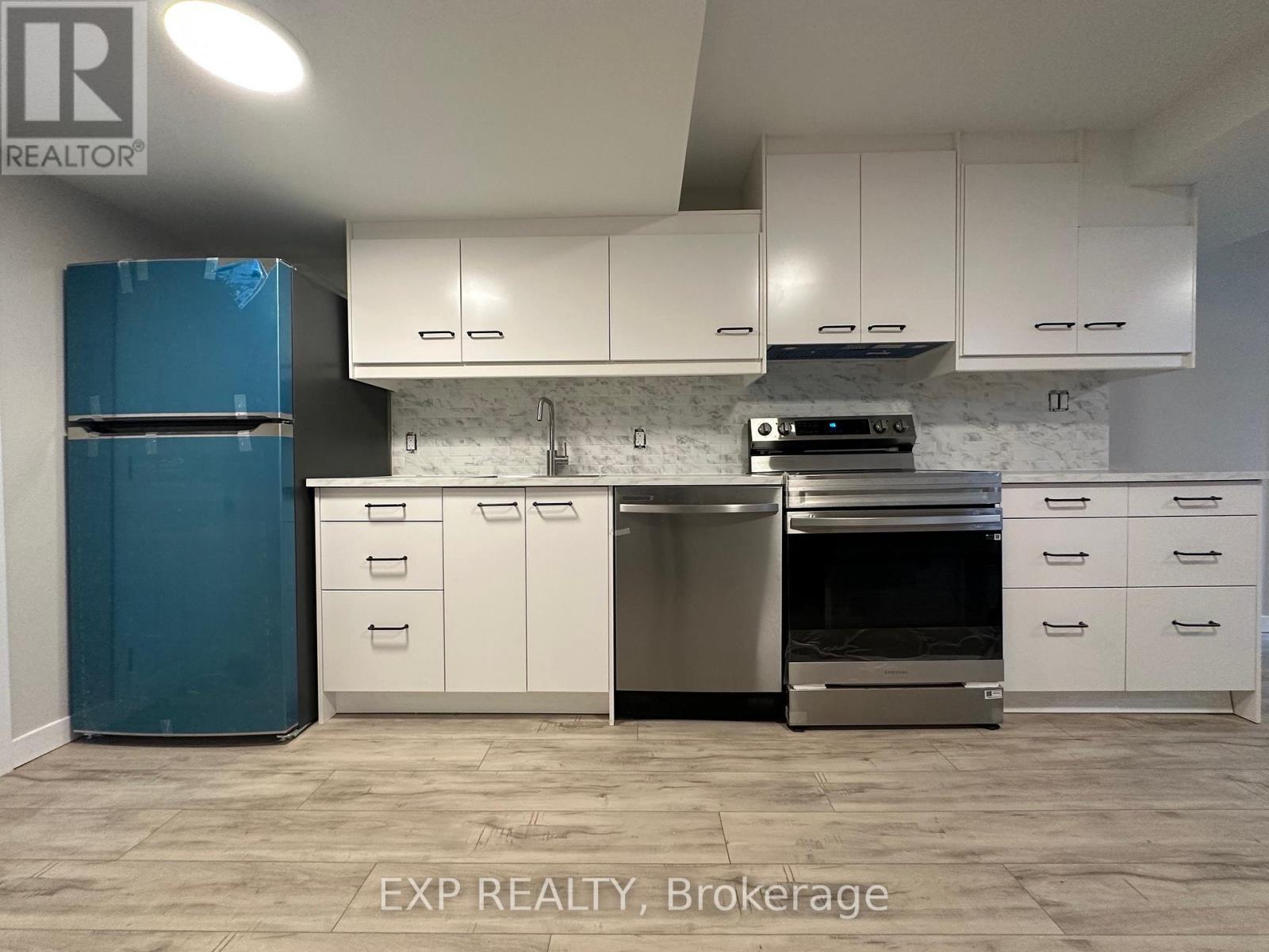 B - 58 Moore Place S, Barrie, ON - Indoor Photo Showing Kitchen