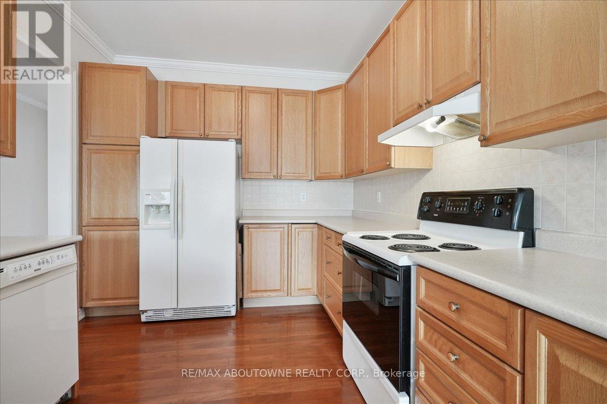 Spacious Gourmet kitchen - 2348 Tesla Crescent, Oakville, ON - Indoor Photo Showing Kitchen