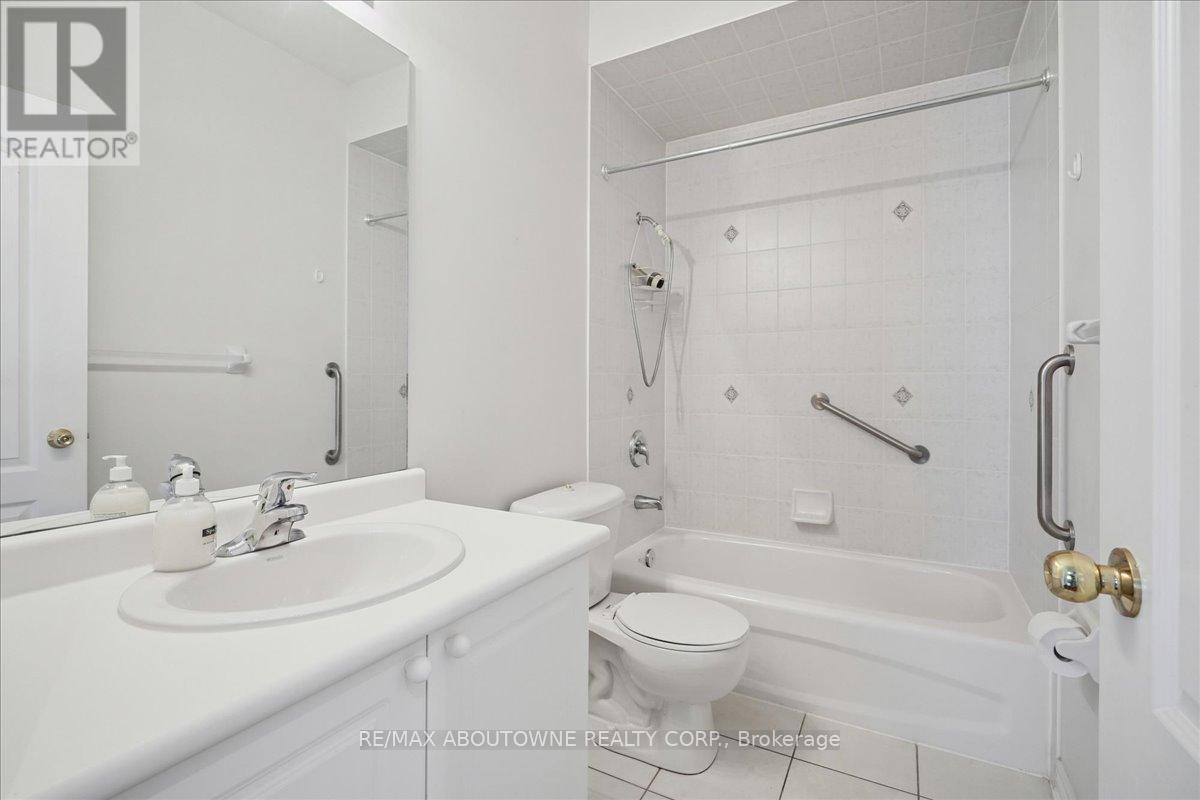 Main bathroom 4 pc - 2348 Tesla Crescent, Oakville, ON - Indoor Photo Showing Bathroom