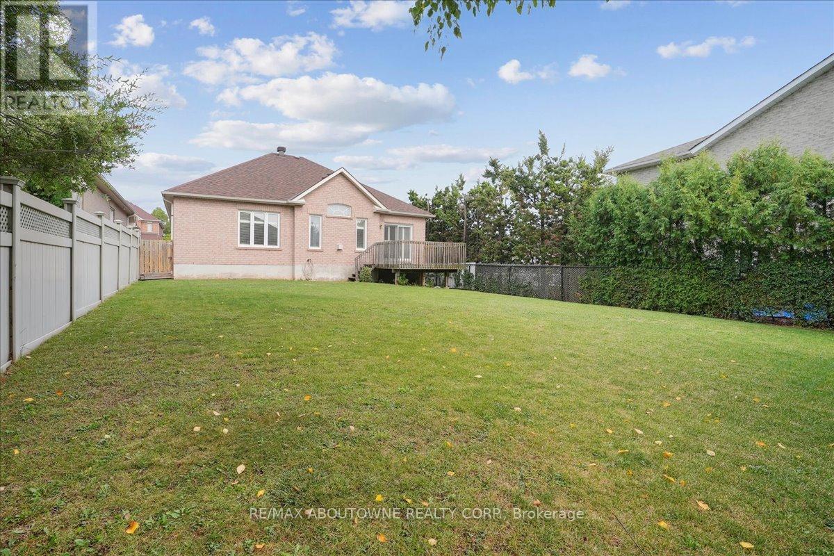 Pool size lot. Premium depth - 2348 Tesla Crescent, Oakville, ON - Outdoor