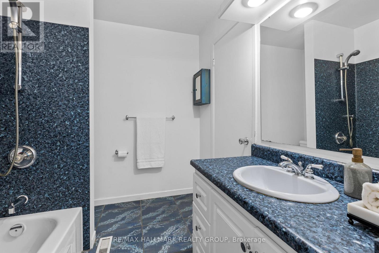 7 Naismith Crescent, Ottawa, ON - Indoor Photo Showing Bathroom
