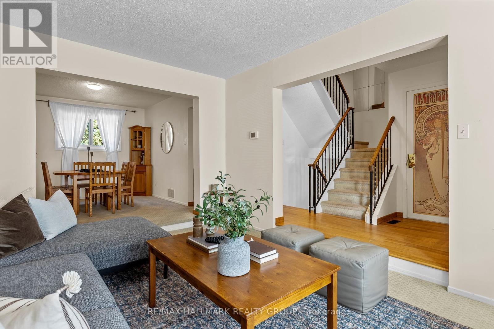7 Naismith Crescent, Ottawa, ON - Indoor Photo Showing Living Room
