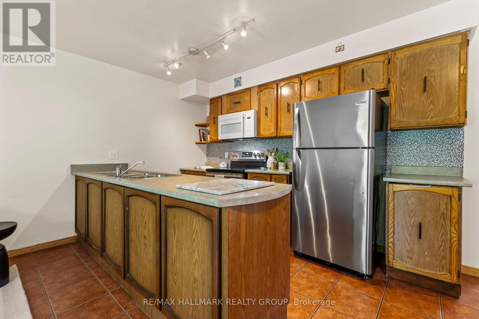 7 Naismith Crescent, Ottawa, ON - Indoor Photo Showing Kitchen With Double Sink