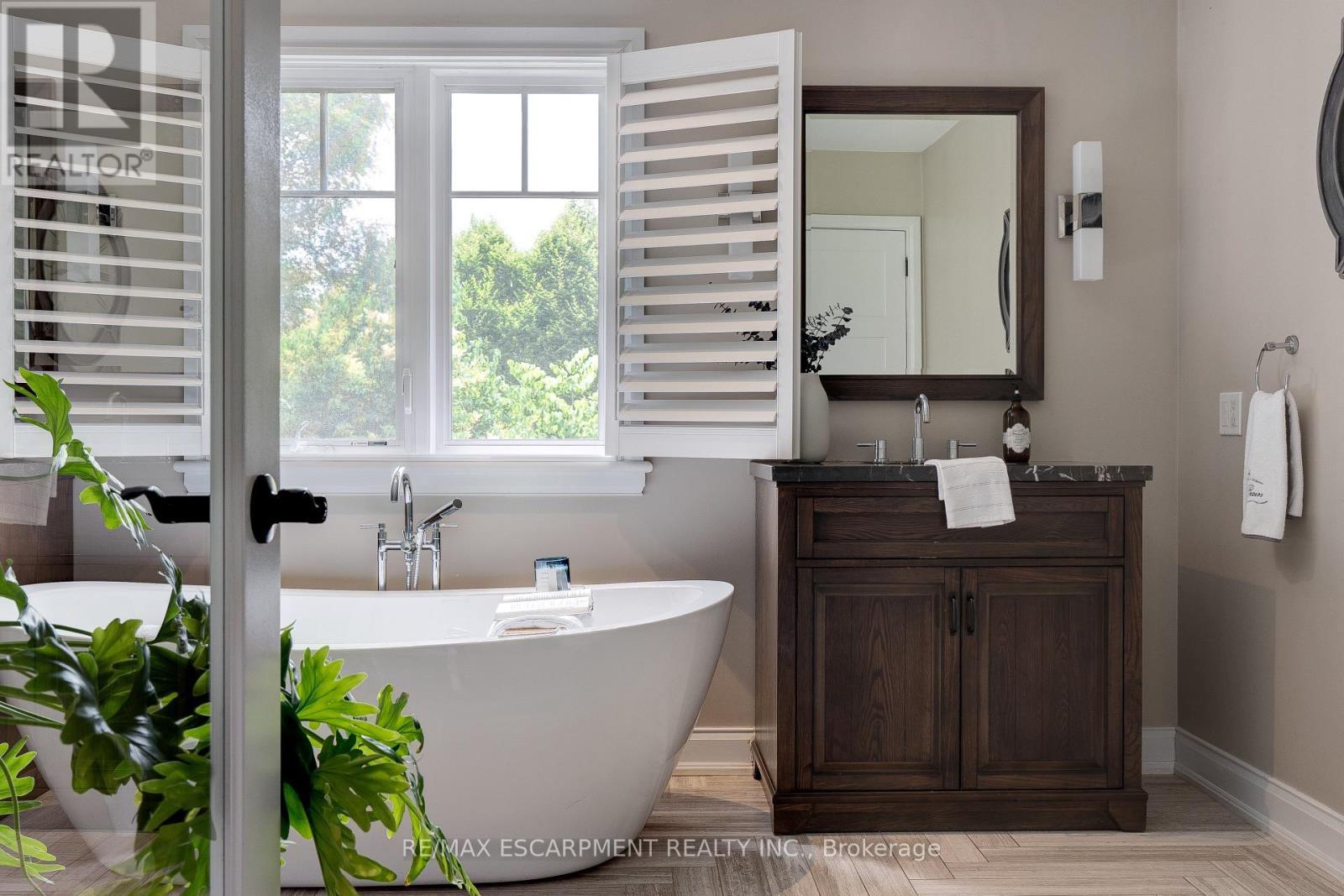 640 George Street, Burlington, ON - Indoor Photo Showing Bathroom