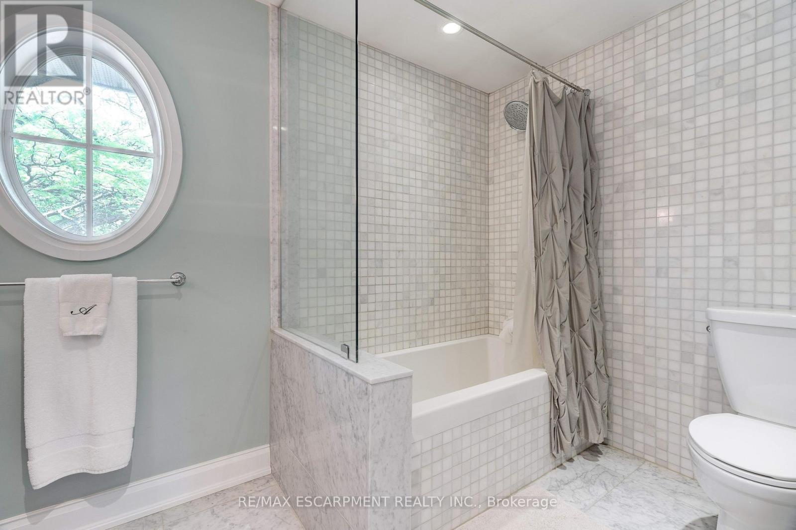 640 George Street, Burlington, ON - Indoor Photo Showing Bathroom