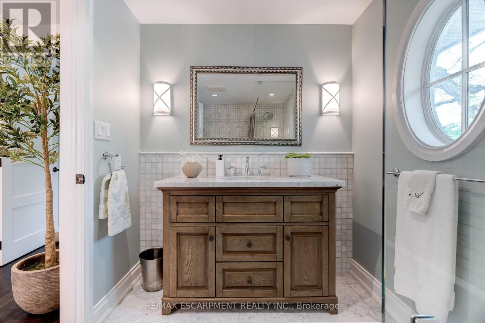 640 George Street, Burlington, ON - Indoor Photo Showing Bathroom
