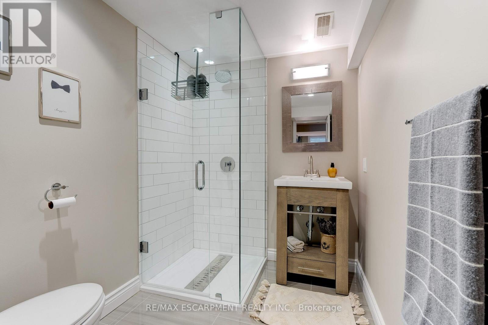 640 George Street, Burlington, ON - Indoor Photo Showing Bathroom