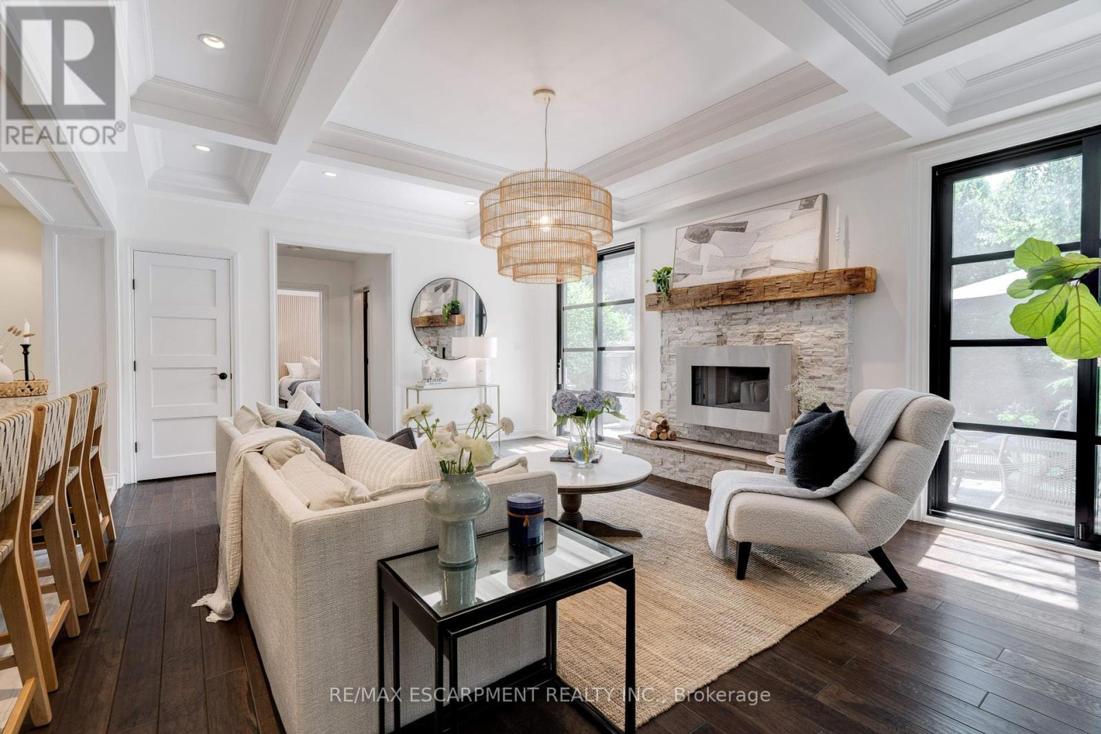 640 George Street, Burlington, ON - Indoor Photo Showing Living Room With Fireplace
