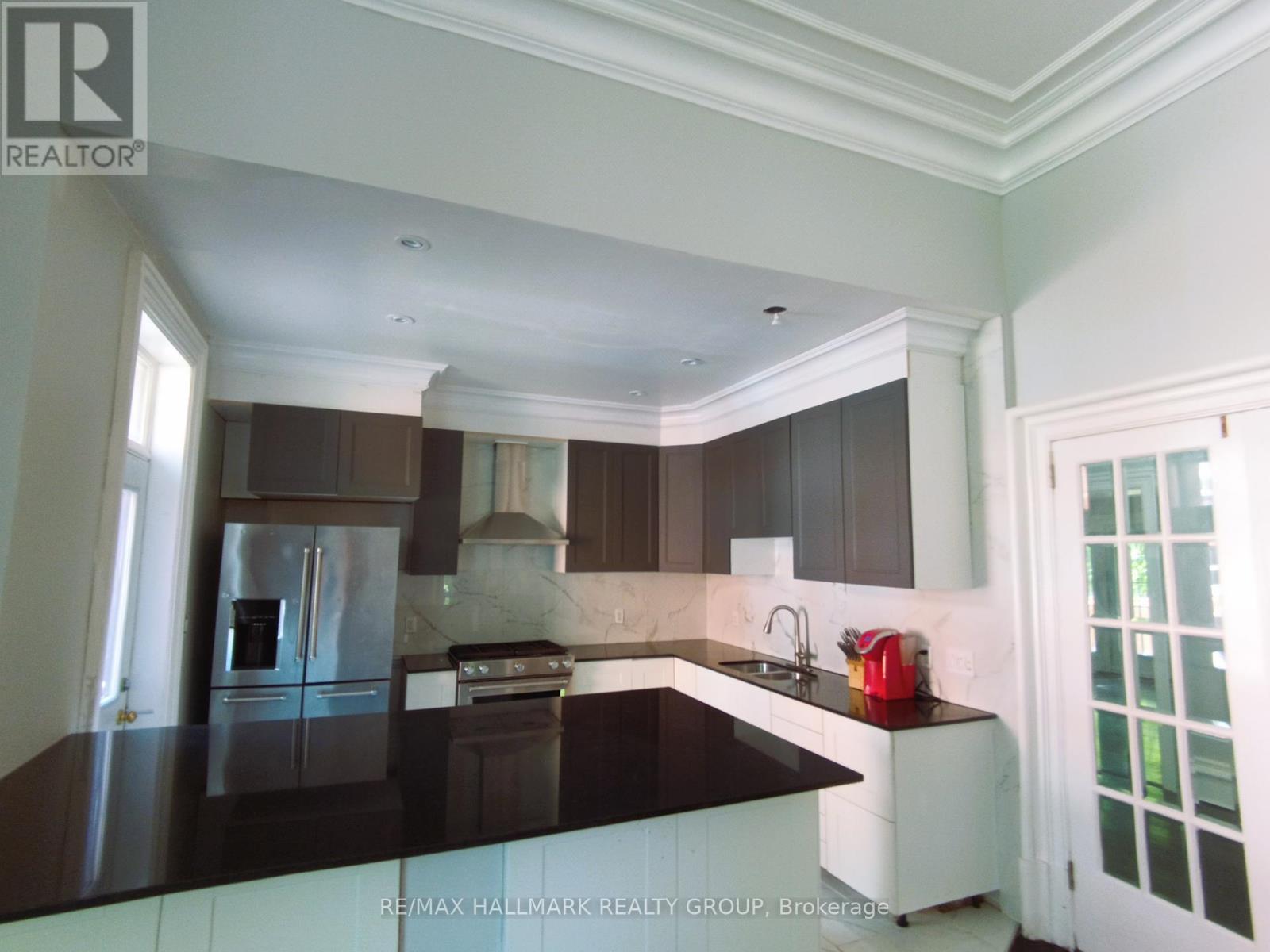 1 - 460 Wilbrod Street, Ottawa, ON - Indoor Photo Showing Kitchen With Upgraded Kitchen