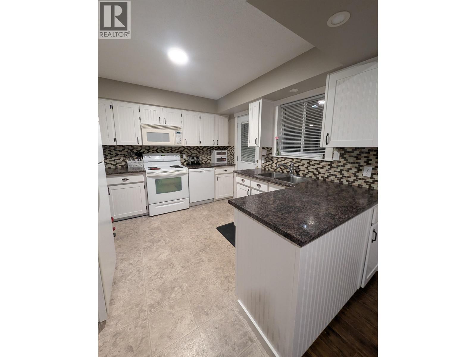 5665 Horse Lake Road, 100 Mile House, BC - Indoor Photo Showing Kitchen