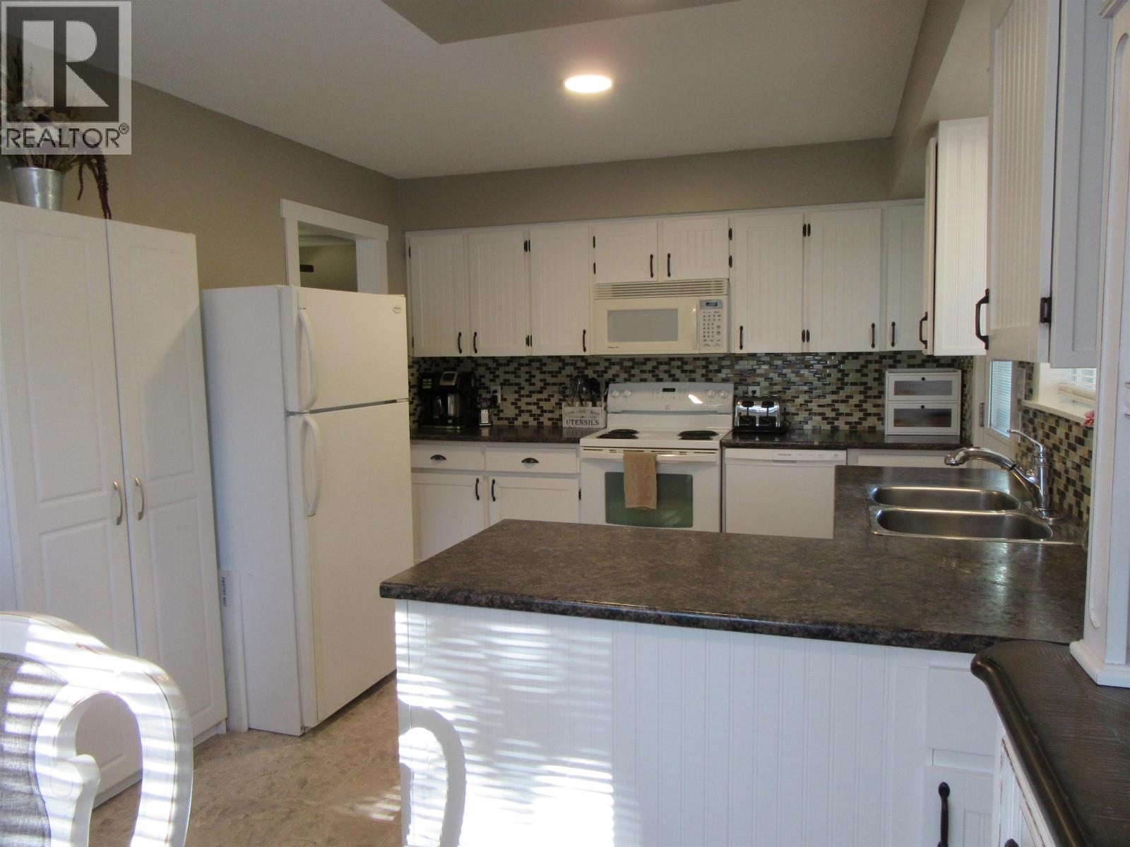 5665 Horse Lake Road, 100 Mile House, BC - Indoor Photo Showing Kitchen With Double Sink
