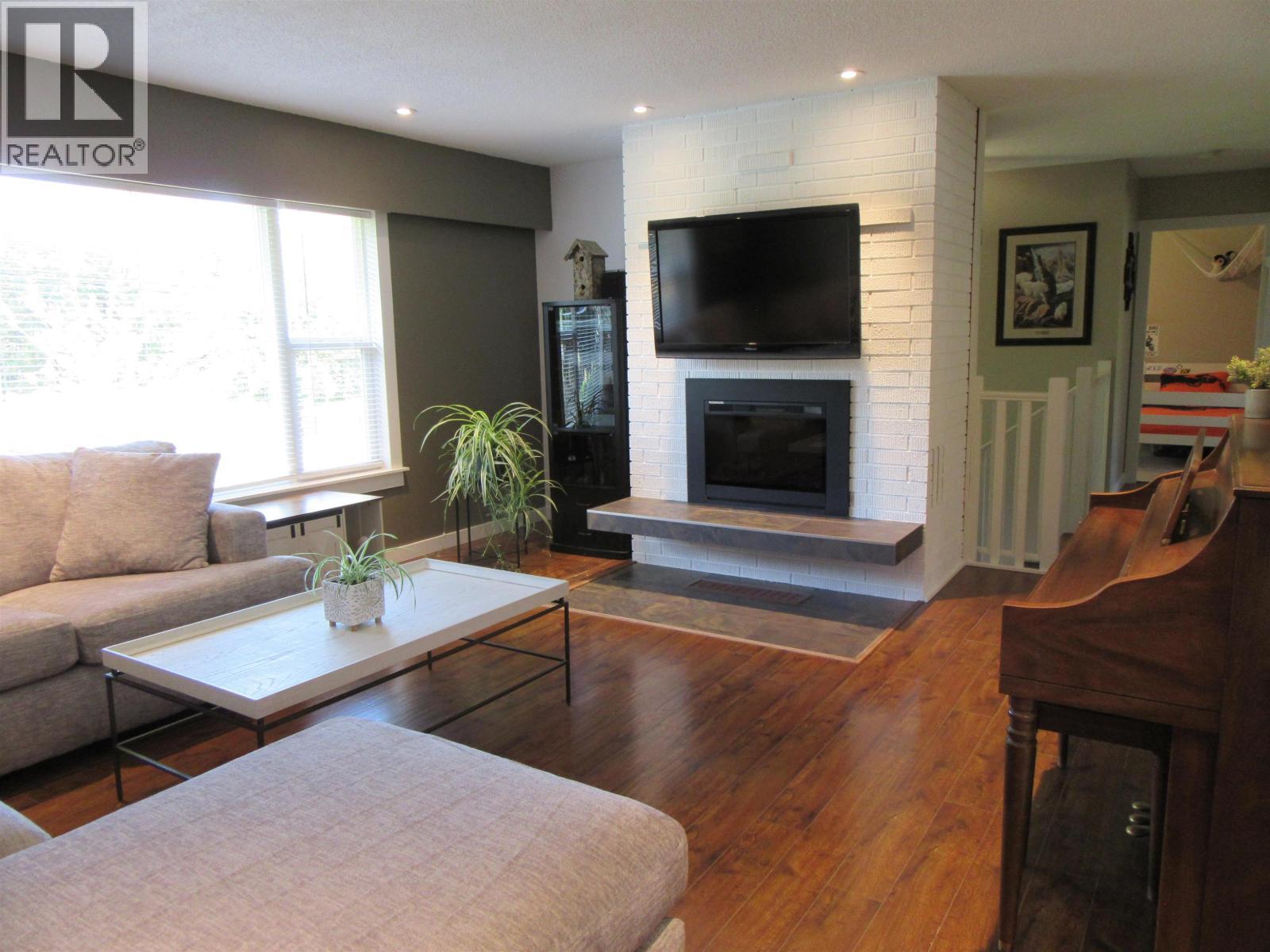5665 Horse Lake Road, 100 Mile House, BC - Indoor Photo Showing Living Room With Fireplace