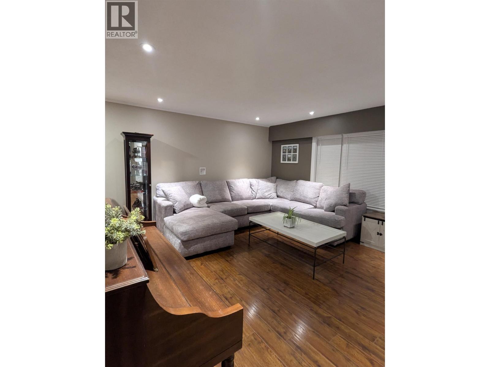 5665 Horse Lake Road, 100 Mile House, BC - Indoor Photo Showing Living Room