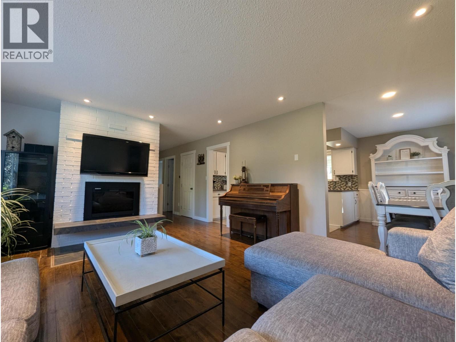 5665 Horse Lake Road, 100 Mile House, BC - Indoor Photo Showing Living Room With Fireplace