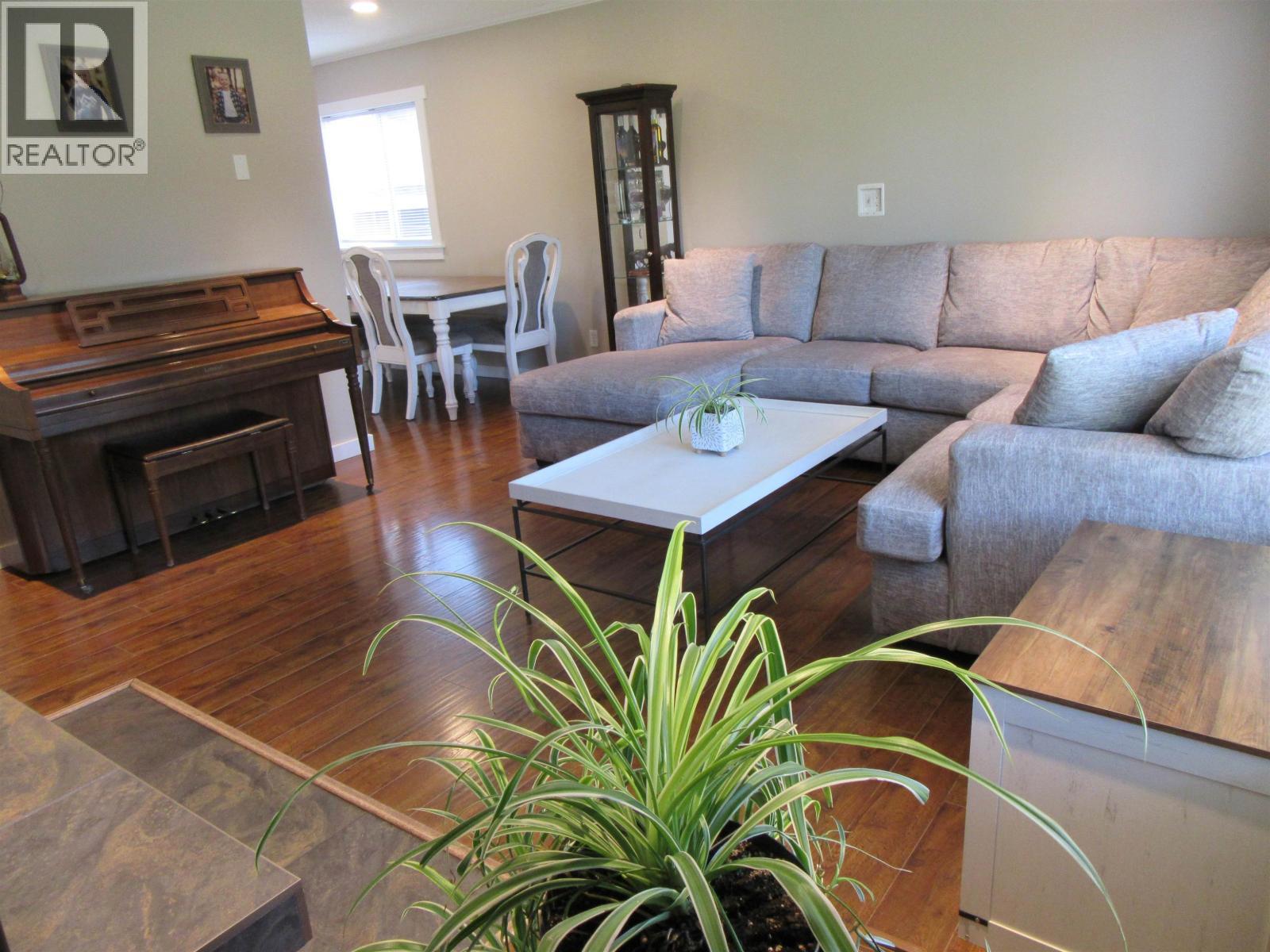 5665 Horse Lake Road, 100 Mile House, BC - Indoor Photo Showing Living Room With Fireplace