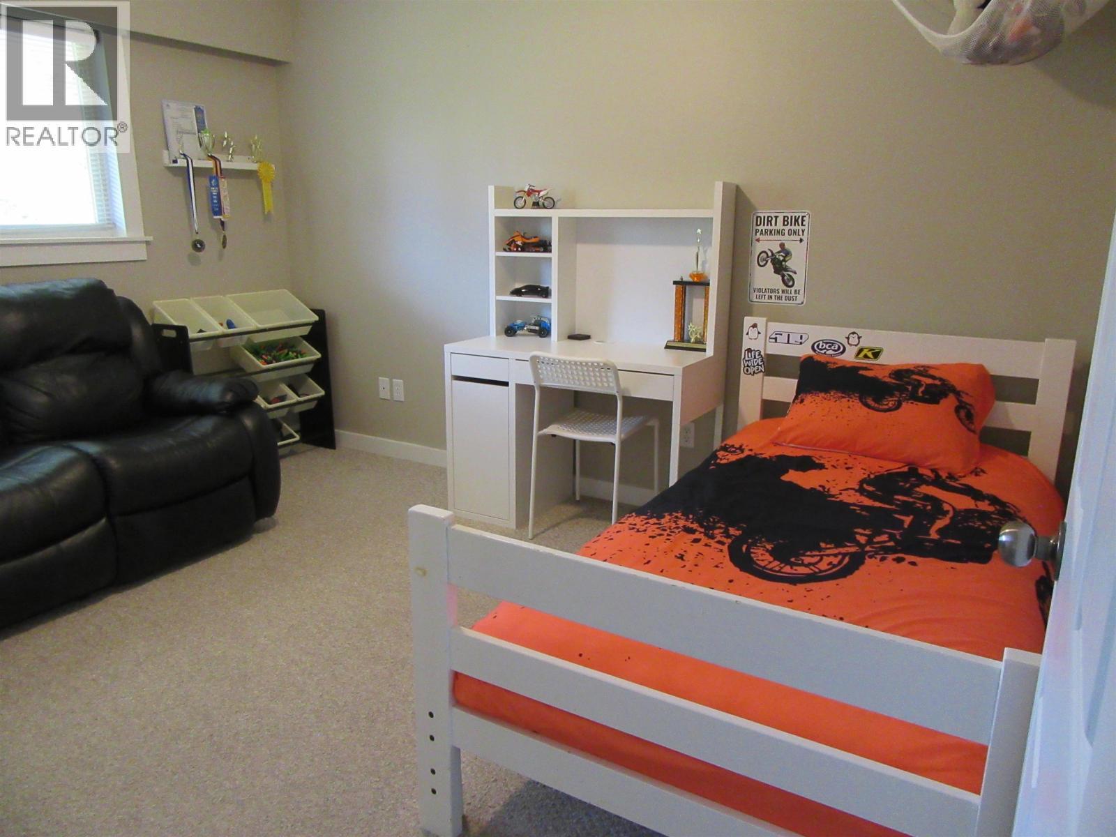 5665 Horse Lake Road, 100 Mile House, BC - Indoor Photo Showing Bedroom