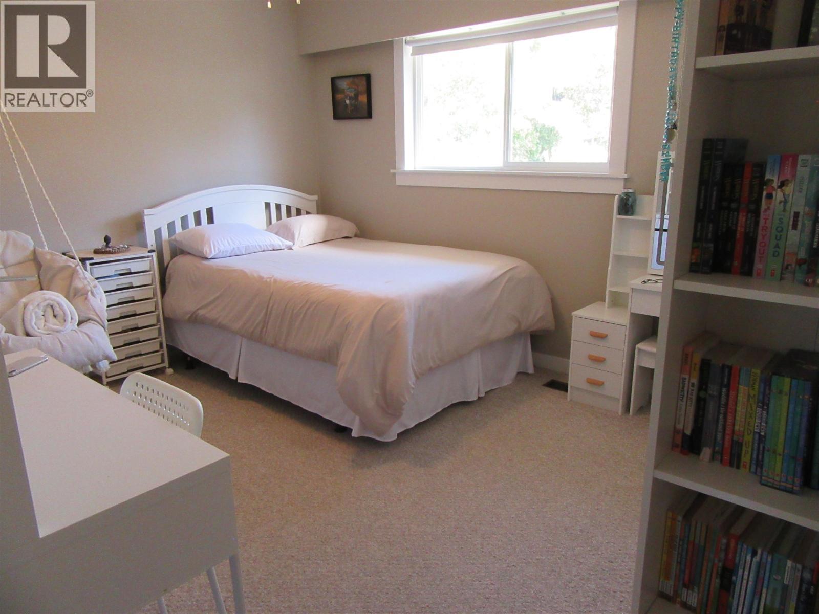 5665 Horse Lake Road, 100 Mile House, BC - Indoor Photo Showing Bedroom
