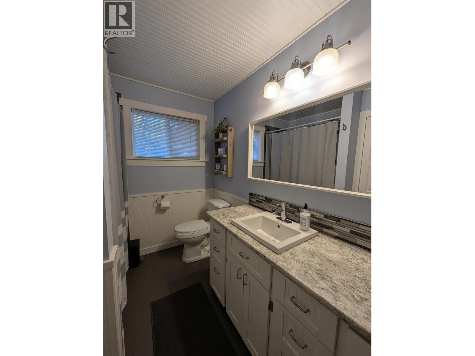 5665 Horse Lake Road, 100 Mile House, BC - Indoor Photo Showing Bathroom
