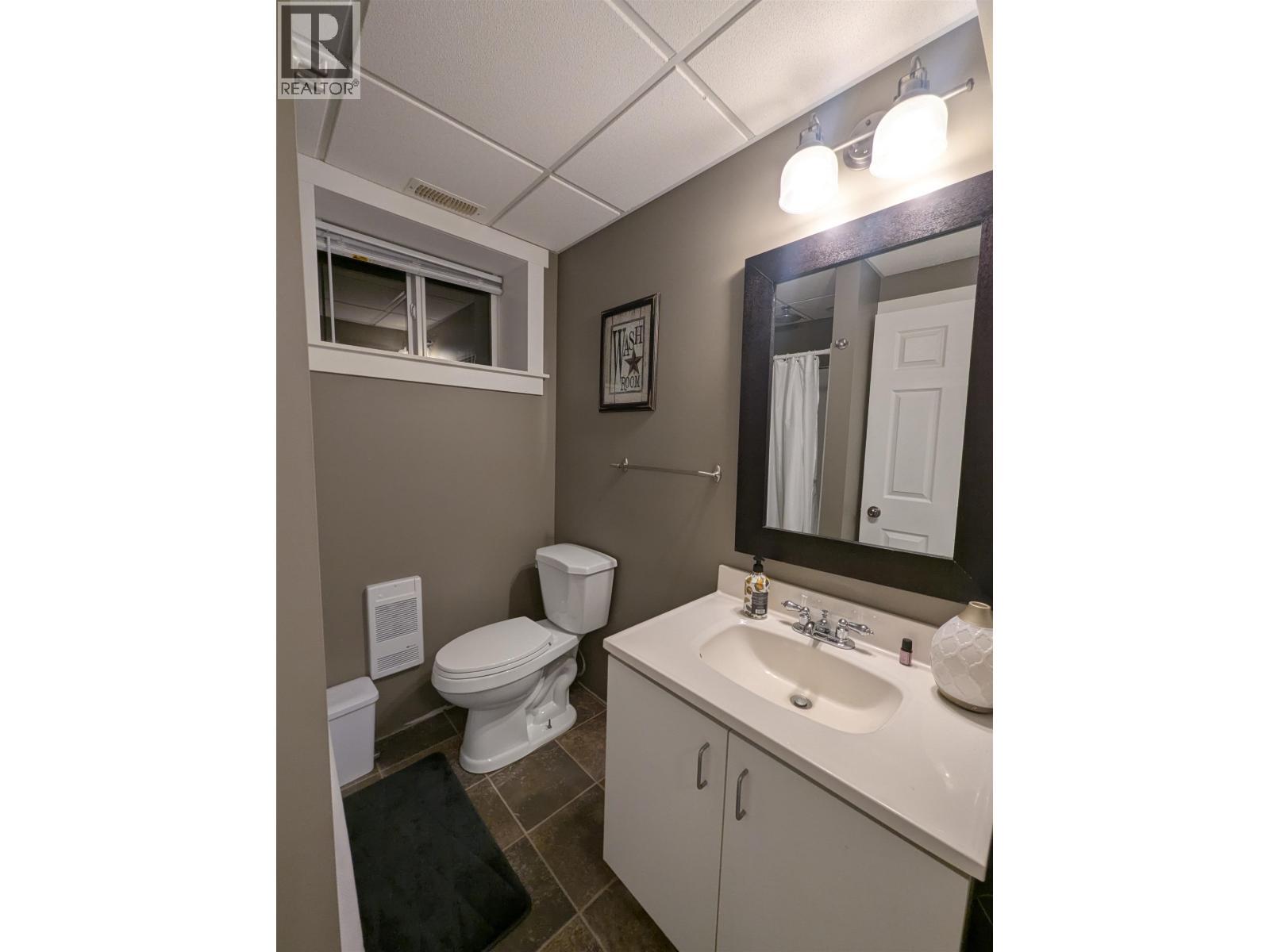 5665 Horse Lake Road, 100 Mile House, BC - Indoor Photo Showing Bathroom